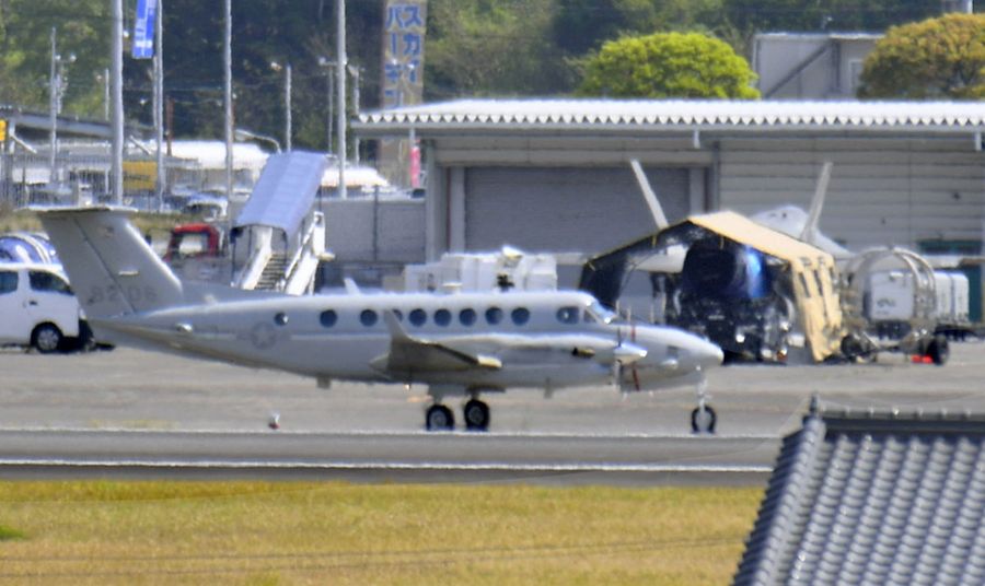 小型輸送機C12が資材を運んできた(17日午前9時25分ごろ、高知龍馬空港=佐藤邦昭撮影)