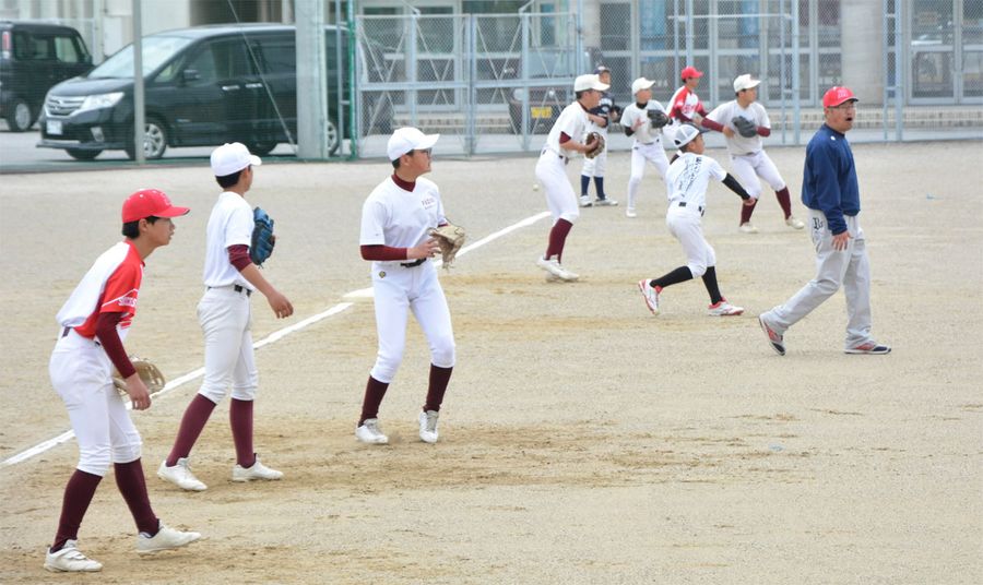 キャッチボールを行う「ST RISE」の子どもたち(写真はいずれも高知市長浜の南海中学校)