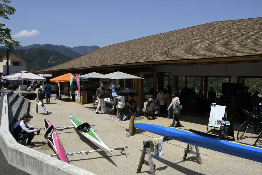 土佐町観光をＰＲする「さめうら湖みずうみ開き」を楽しむ来場者ら（同町のさめうらカヌーテラス）