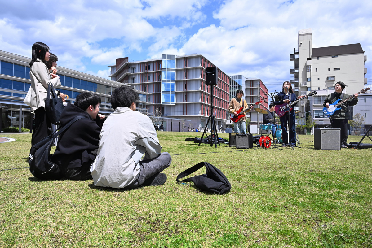 大学の芝生、入りづらい！？ 高知県立大学長、交流拡大へ「県民の財産