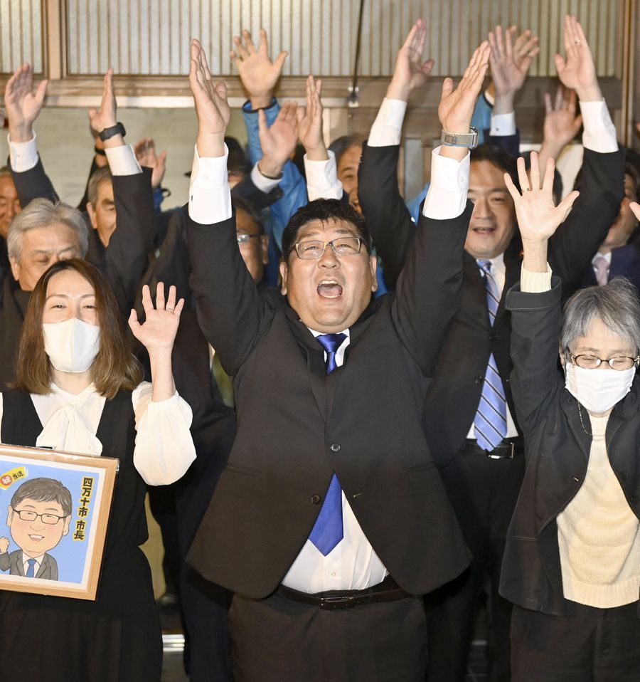 初当選を決めて、支持者らと万歳する山下元一郎氏（四万十市右山）