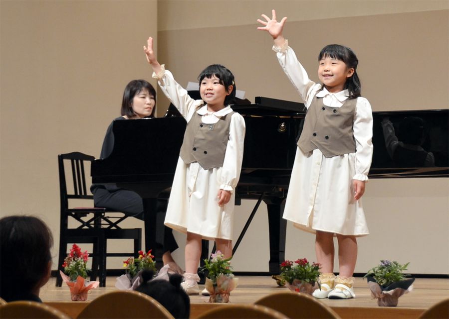 子どもら幅広い世代が歌声を響かせた「第１回童謡唱歌コンクール」（高知市の県立美術館ホール）