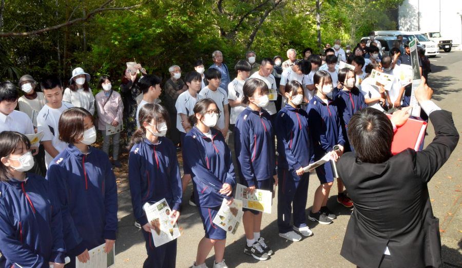 牧野植物園の担当者の説明を聞く青柳中生ら（高知市五台山）