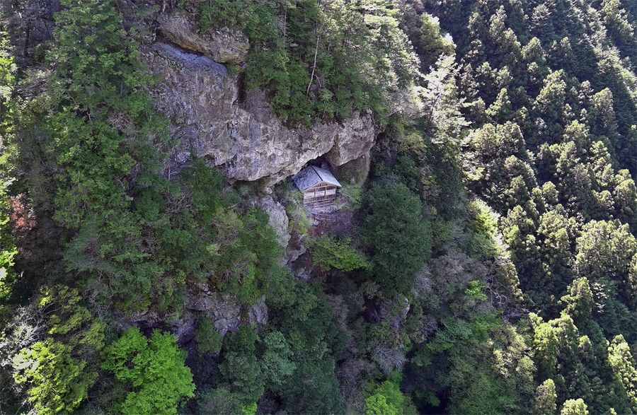 断崖の岩窟に立つ聖神社（越知町南ノ川＝森本敦士撮影）　