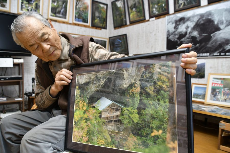 聖神社の整備に励んできた岡村豊延さん。現在は体力が落ち、神社や参道の維持管理ができなくなった（越知町越知甲）