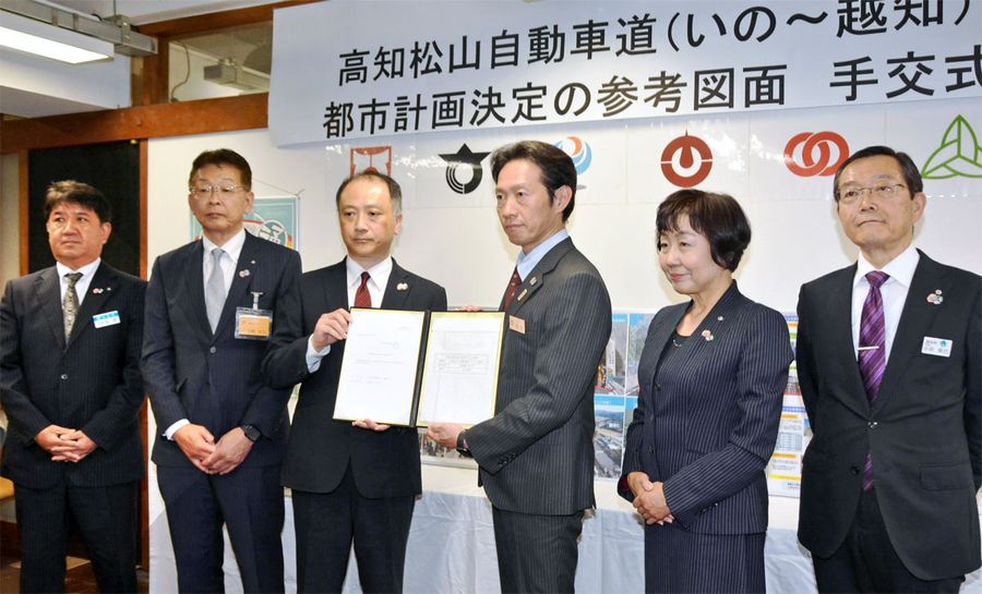 高知県庁に集まった沿線４町村長と国、県の関係者