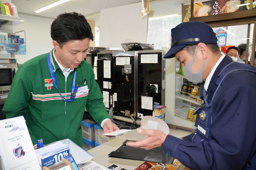 担当警察官と顔合わせをするコンビニ店長（高知市本町１丁目のセブン―イレブン）