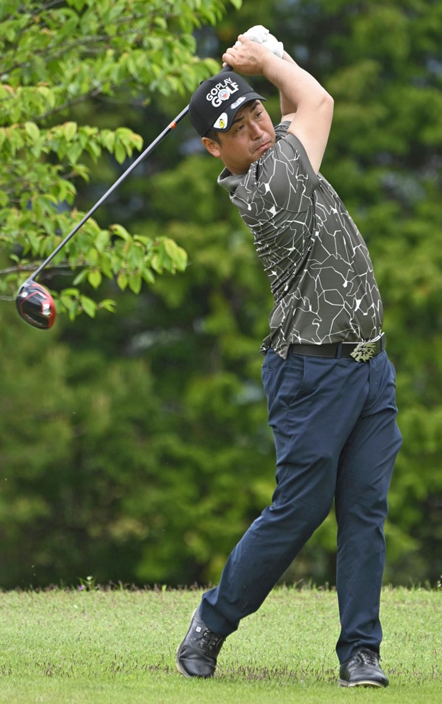 ４年ぶりの栄冠をつかんだ井上貴弘の１０番ティーショット（錦山ＣＣ）