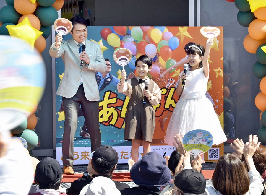 企画展のオープニングを飾った、永瀬ゆずなさん＝右＝と木村優来さん＝中央、三山ひろしさんによるトークショー（写真はいずれも南国市大そね甲の海洋堂ＳＦ）