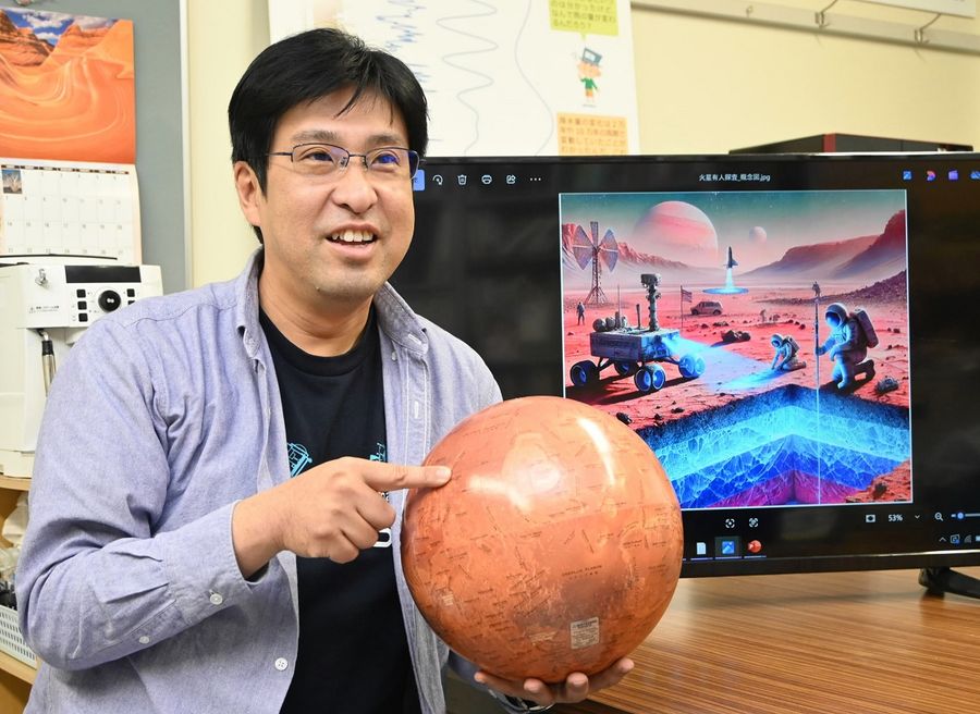「太古の火星にはおそらく生命が存在した」と語る長谷川精准教授（高知市曙町２丁目の高知大学）