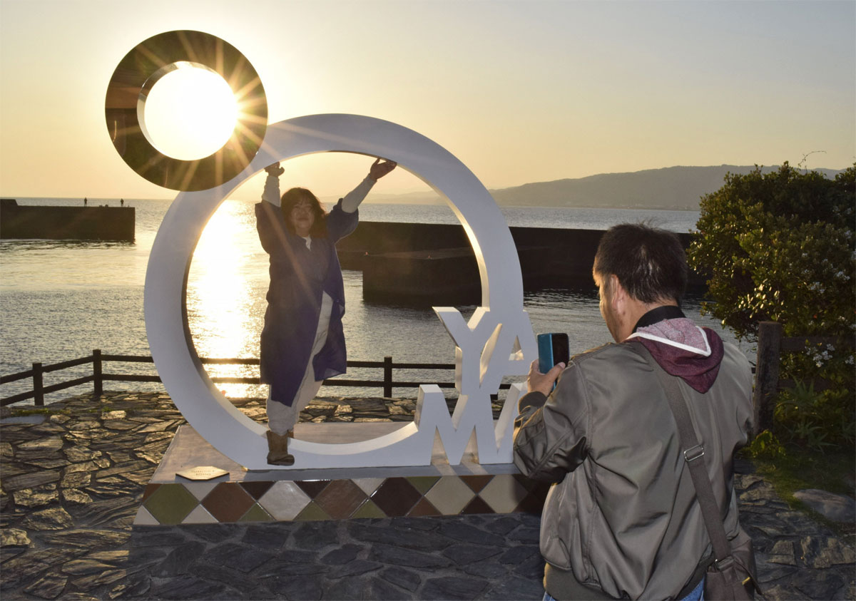 夕日浴びて輝く指輪に！「恋人の聖地」大山岬にプロポーズ専用