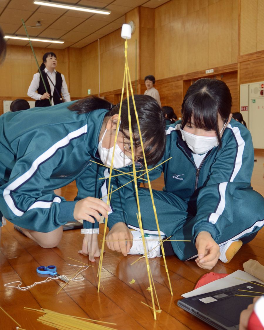 学年を超えて意見を交わし、より高い「パスタタワー」を作った