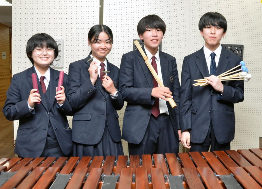 金賞を受賞した（右から）沼田太一さん、橋本純和さん、南杏樹さん、刈谷綾花さん（高知市の国際中高校）