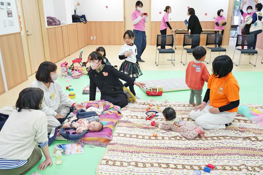 児童福祉の関係機関を集約した複合施設「misono」のイベントホール（写真はいずれも高知市新本町１丁目）