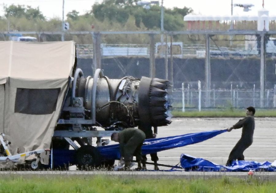 エンジンを覆っていたカバーをはがす米軍関係者(2日午前9時10分ごろ、高知龍馬空港)