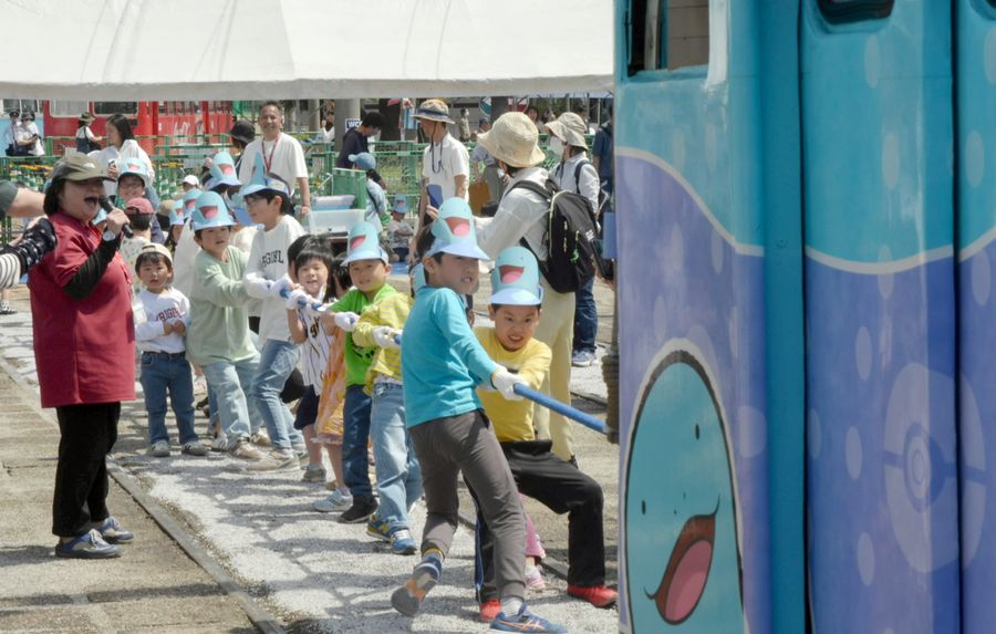 ヌオー電車と綱引きする子どもたち（高知市桟橋通４丁目のとさでん交通）