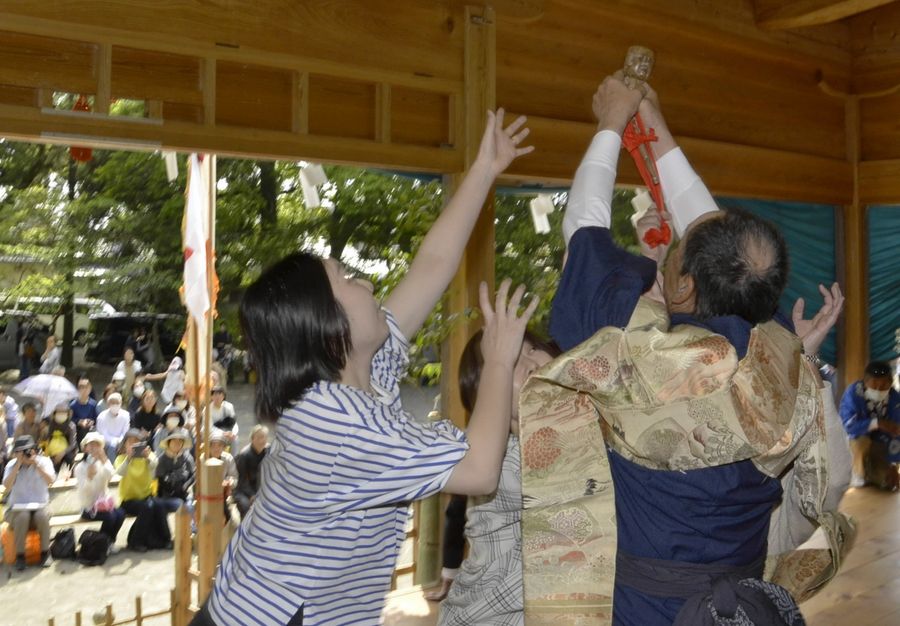 子宝人形を奪い合い、白熱する女性ら(室戸市吉良川町甲の御田八幡宮)