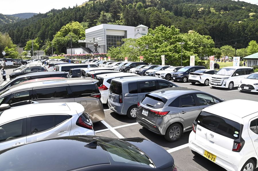 大勢の観光客が訪れ満車となった市立やなせたかし記念館付近の駐車場（香美市香北町韮生野＝河本真澄撮影、ⓒやなせたかし／フレーベル館・TMS・NTV）