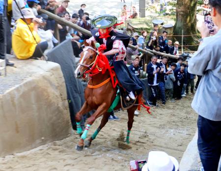 三重の上げ馬神事、疾走に歓声 虐待との批判受け、改善策継続 | 高知新聞