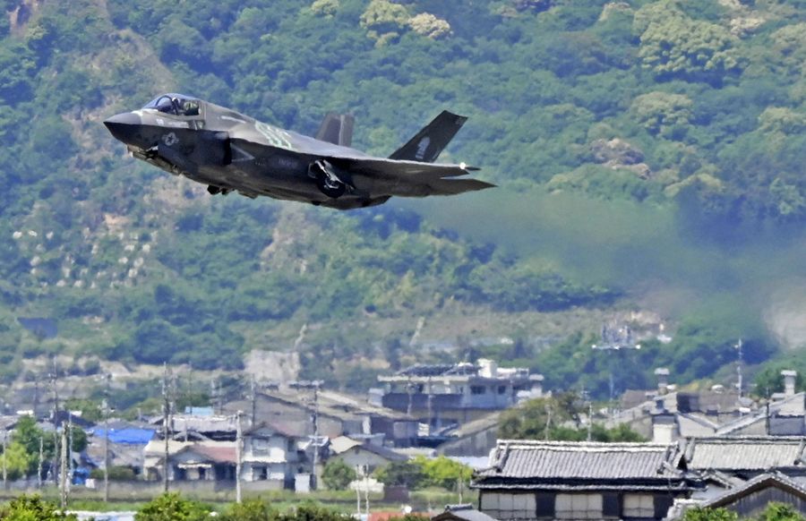 緊急着陸から42日目で離陸した米軍戦闘機(5月5日午前11時8分、写真はいずれも高知龍馬空港)