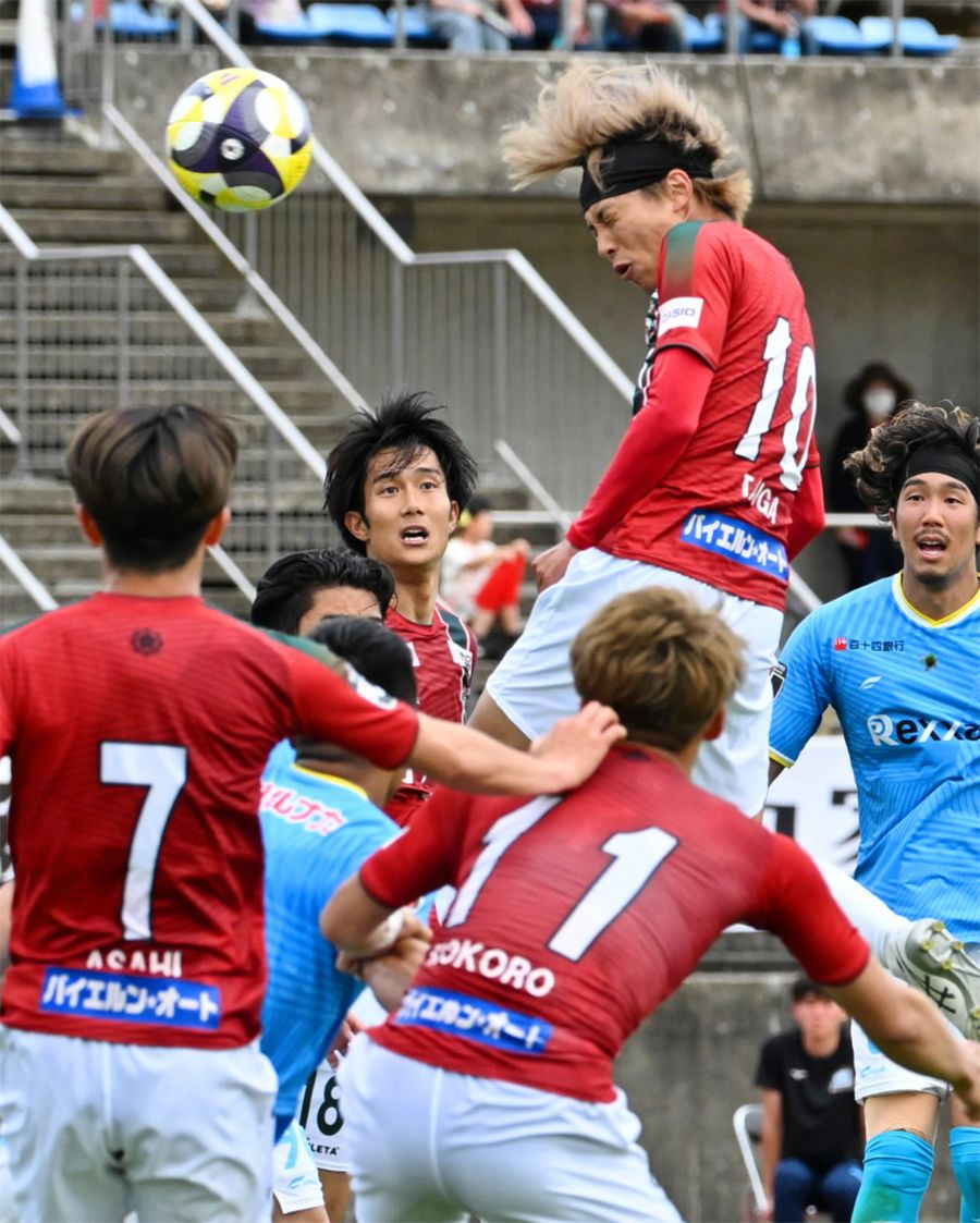 後半終盤、高知U吉田のクロスを頭で合わせる佐々木(10)=右から2人目(春野陸上競技場=新田祐也撮影)