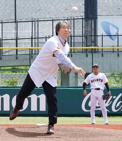 松井さんが2軍で始球式 新球場に「親近感ある」 | 高知新聞