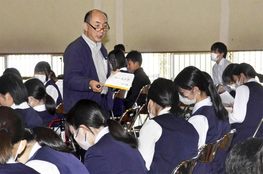 4月、室戸中学校の日曜参観日にビキニ事件などについて授業する浜田郁夫さん(室戸市浮津の室戸中学校)
