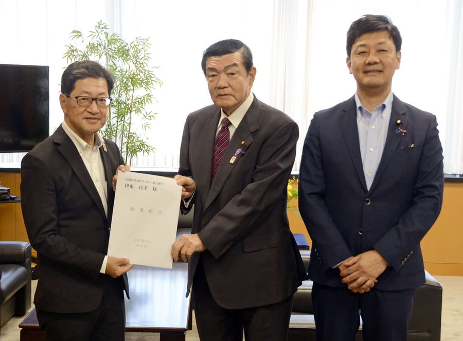 伊東良孝地方創生担当相（中央）に政策提言書を手渡す浜田省司知事（左）＝東京・霞が関