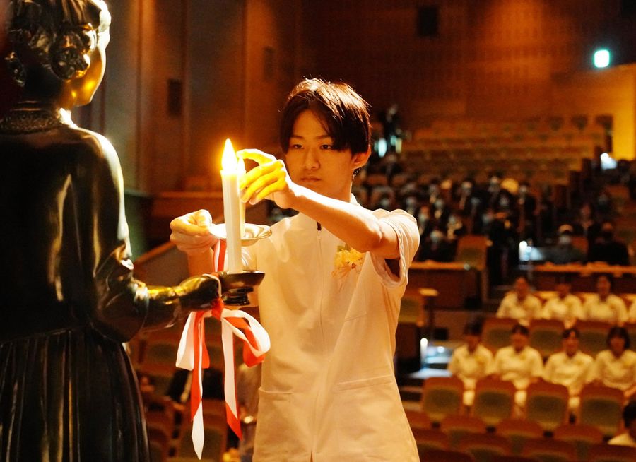 看護学生らがナイチンゲール像の前で決意を新たにした「戴灯式」（高知市本町４丁目の県民文化ホール）