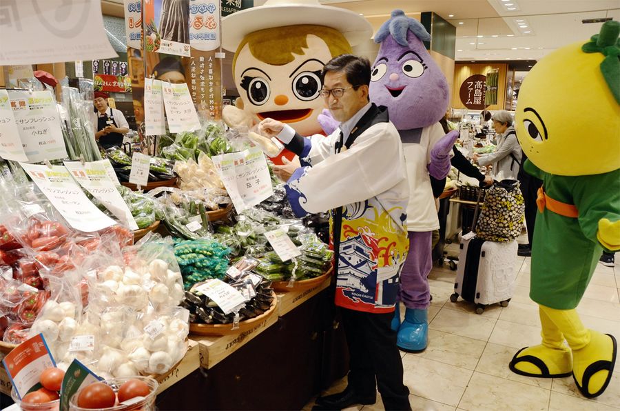 「高知フェア」で県産品を売り込む浜田省司知事（東京の新宿高島屋）