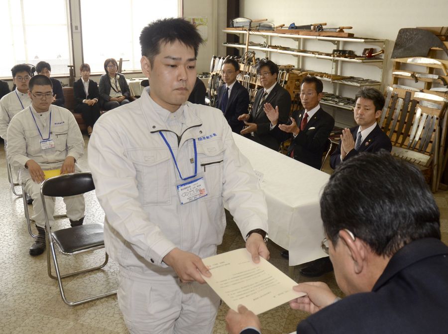 鍛冶屋創生塾の入塾式に臨む４期生（香美市土佐山田町上改田）