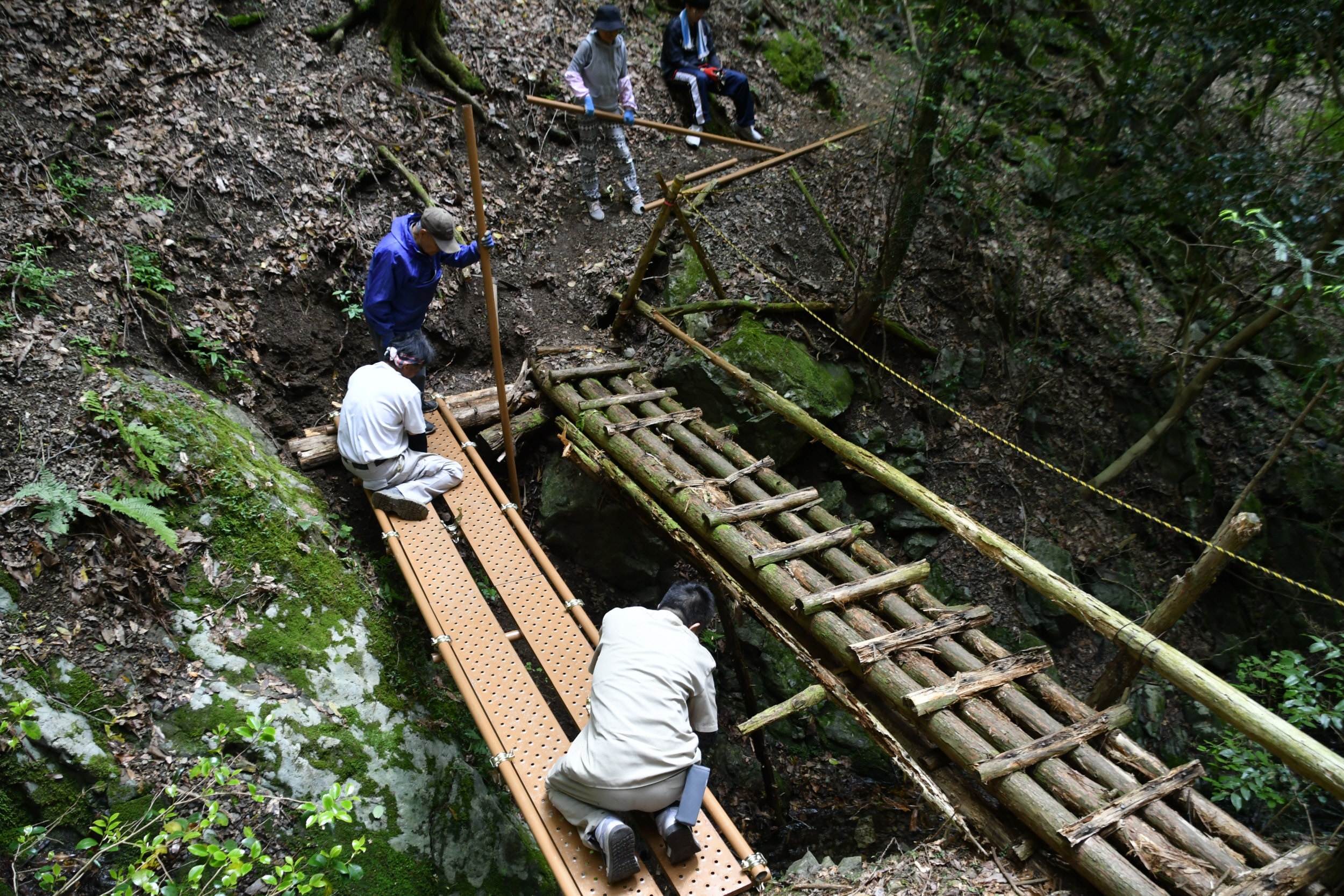 全文公開】断崖絶壁「土佐の投入堂」 参道などを修繕 87歳岡村さんや