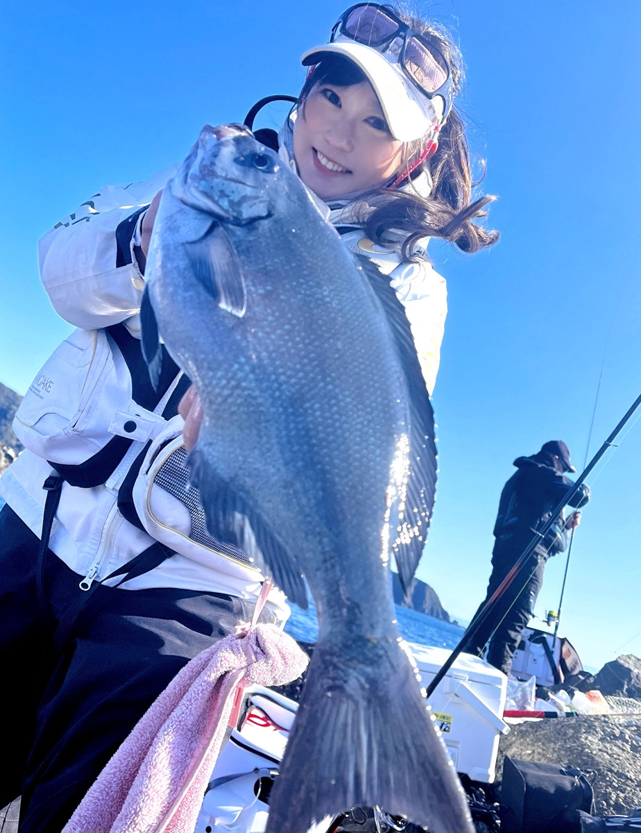 池ノ浦でグレ、うまい発泡酒 釣りパラ須崎直送便！―魚信 はっぴぃ魚ッ