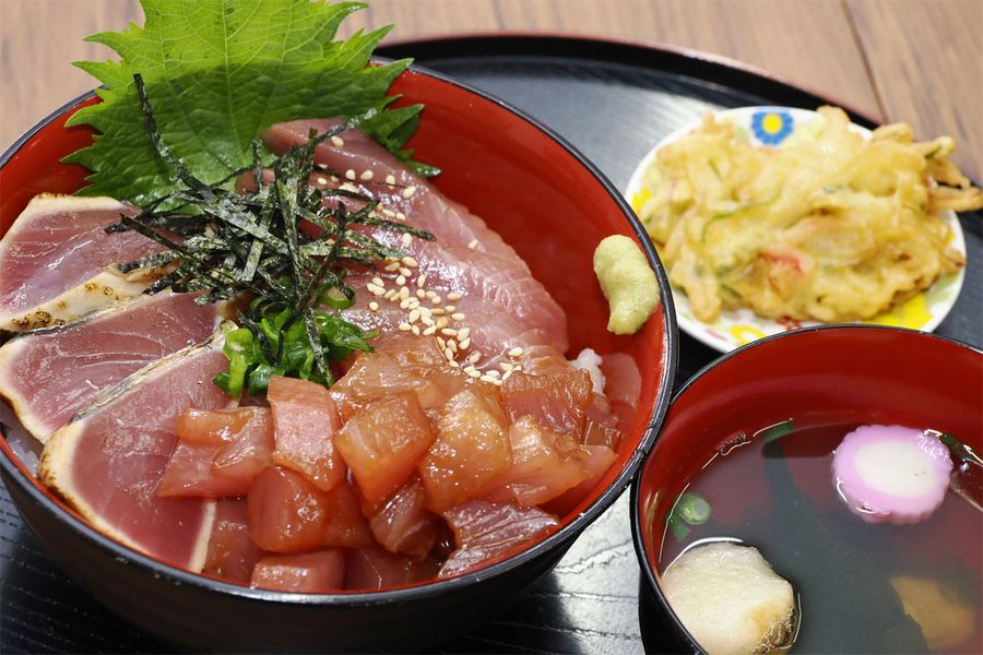 カツオにマグロもごろごろ。とみぃの台所の土佐贅沢丼（写真はいずれも中土佐町久礼）