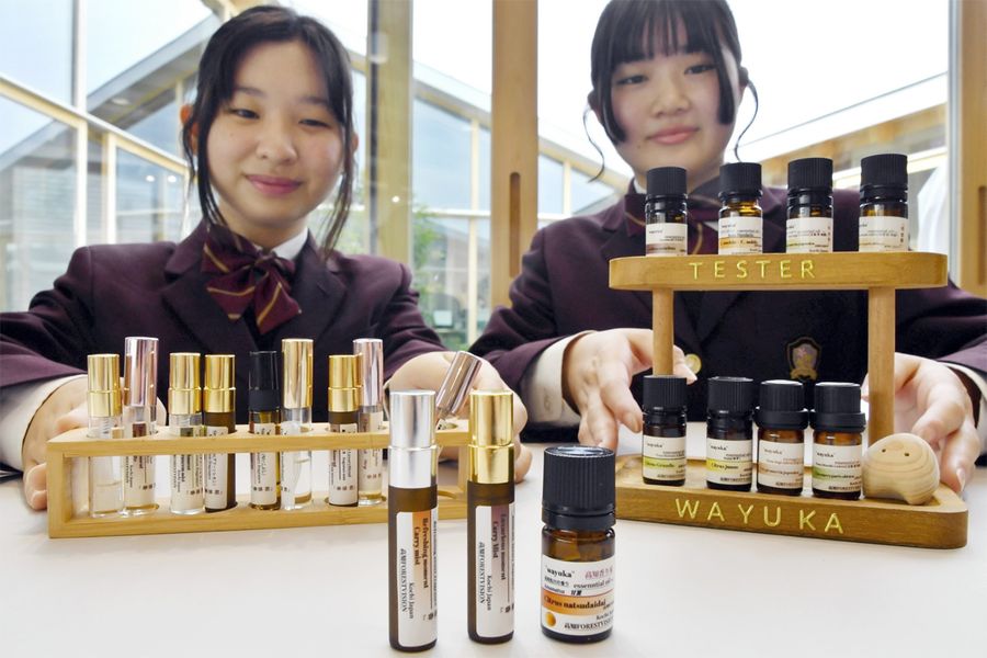 「佐川町の香り」をコンセプトに、佐川高生が考案したアロマミスト（佐川町の町立図書館「さくと」）