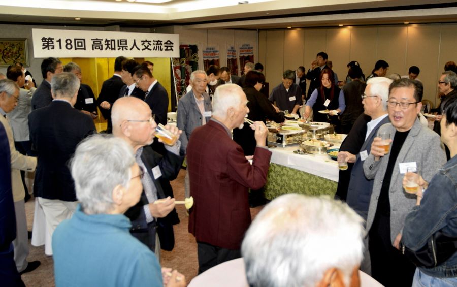 約100人が思い出話に花を咲かせた関東県人会の交流会(東京都内)