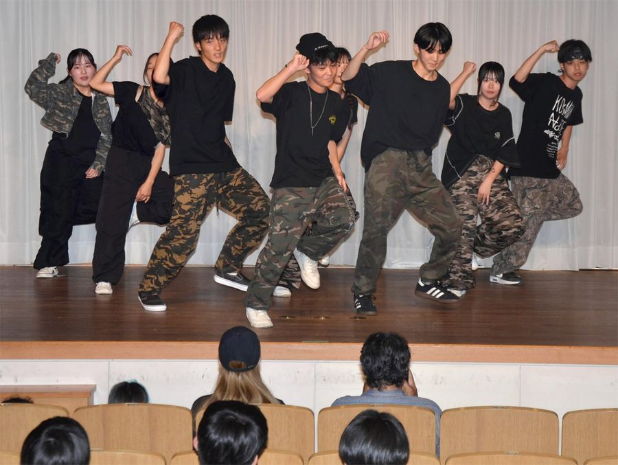 「自由」をテーマにキレキレの創作ダンスを披露する高知商業高校のダンス部員（高知市の市立自由民権記念館）