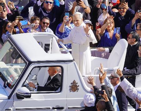 新ローマ教皇が要人前に就任ミサ レオ14世「平和な世界築こう