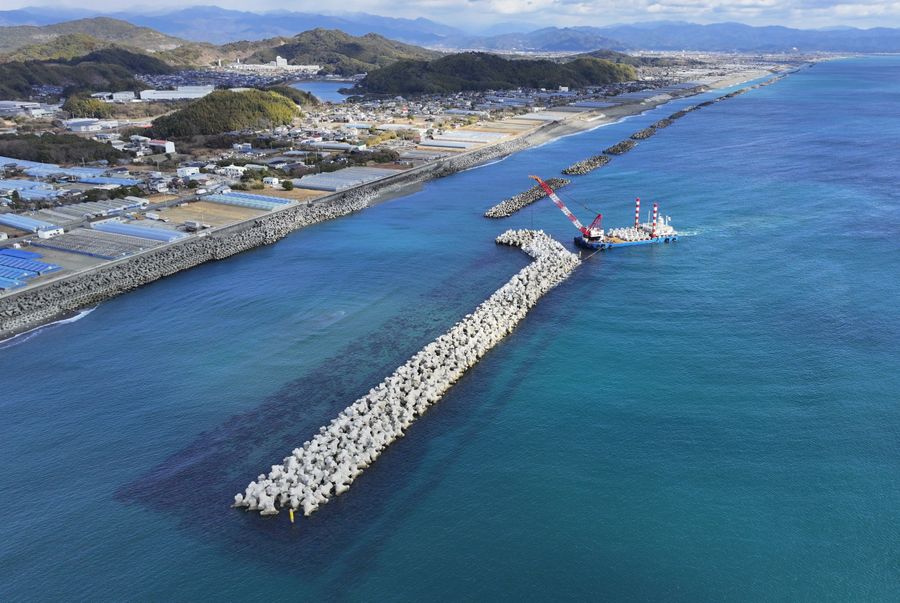 「南国工区」の離岸堤。手前が人工リーフを改修した離岸堤で、3月に完成した(1月28日、高知市仁井田=高知河川国道事務所提供)