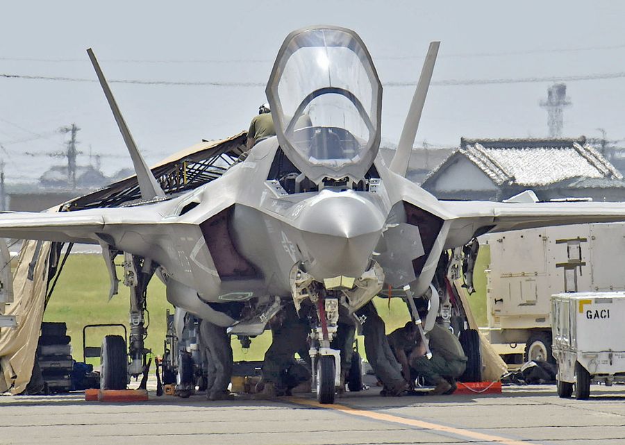 テントを設置し、機体周辺で整備する米軍関係者（４月２１日、高知龍馬空港）