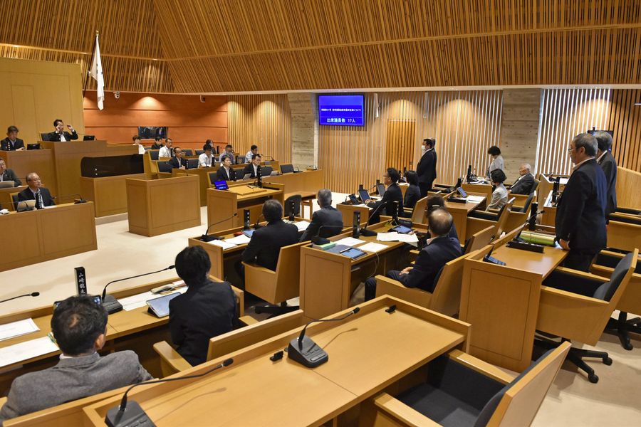 新教育長人事案を賛成少数で不同意とした香美市議会（同市議会議場＝佐藤邦昭撮影）