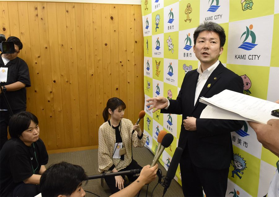 ２度目の教育長人事不同意を受け、報道陣の質問に答える依光晃一郎市長（香美市役所）