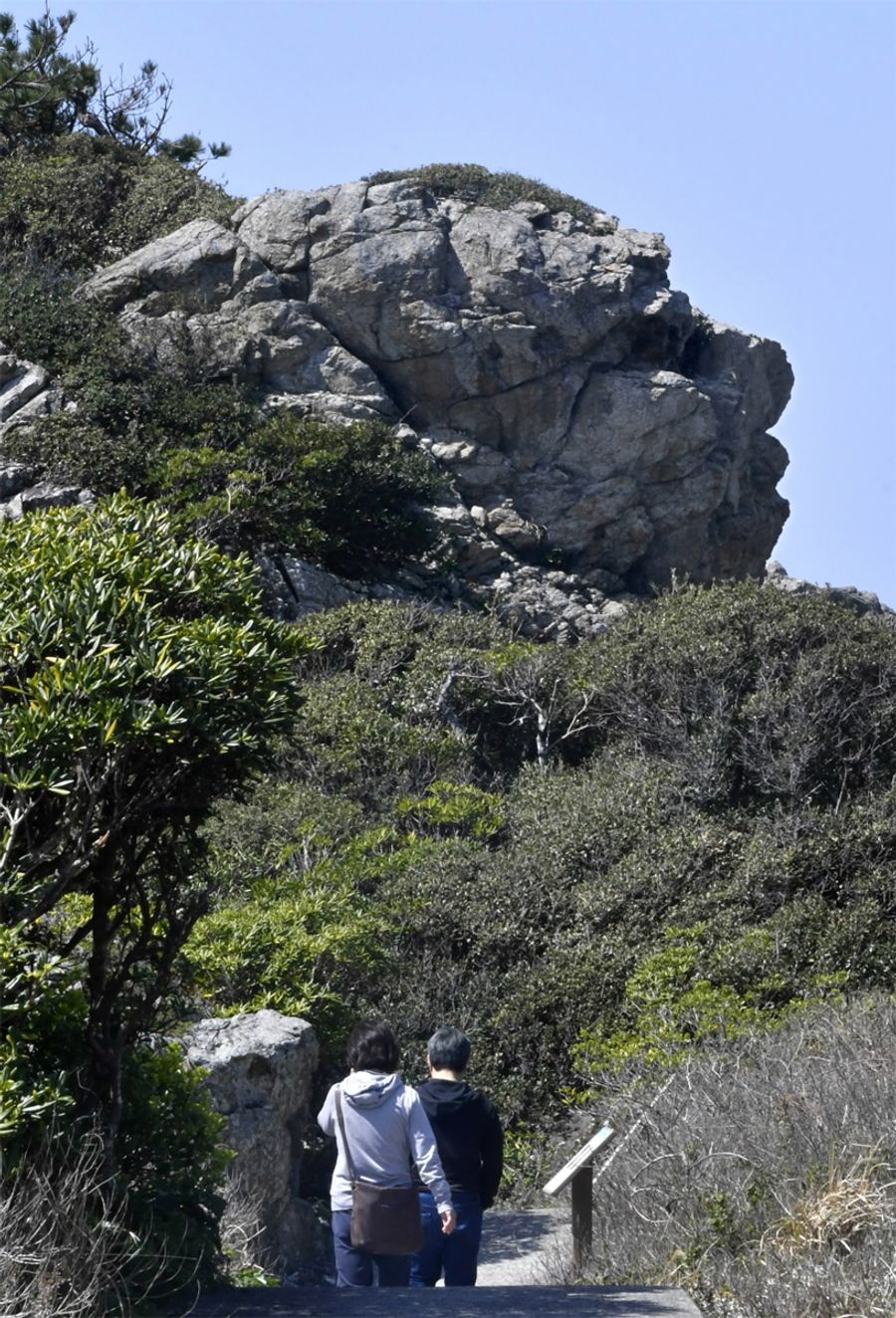 遊歩道の先に見える巨大な“空海の顔”（写真はいずれも室戸市の室戸岬）