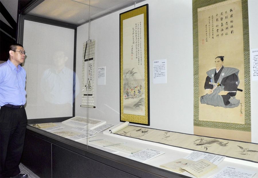 肖像画や「捕縛令」の写しなど武市半平太関連の資料が並ぶテーマ展示（北川村柏木）