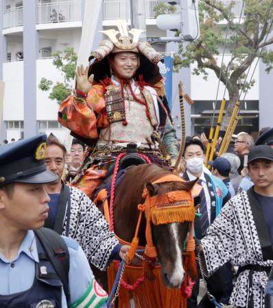 神戸で7年ぶり「楠公武者行列」 よろいかぶとで練り歩き | 高知新聞