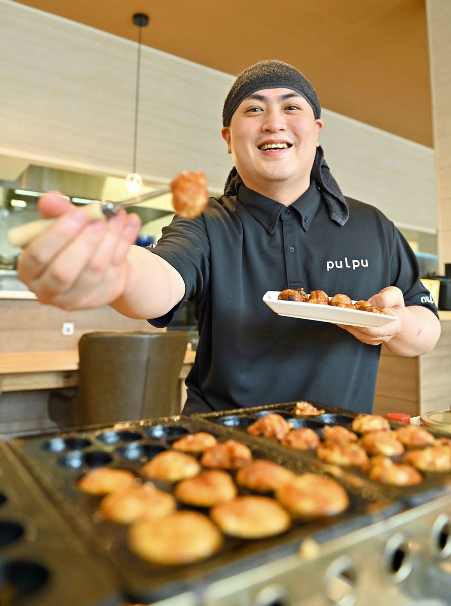 「もっと料理の腕を上げたい」と話す寺尾耀さん（高知市旭町３丁目）