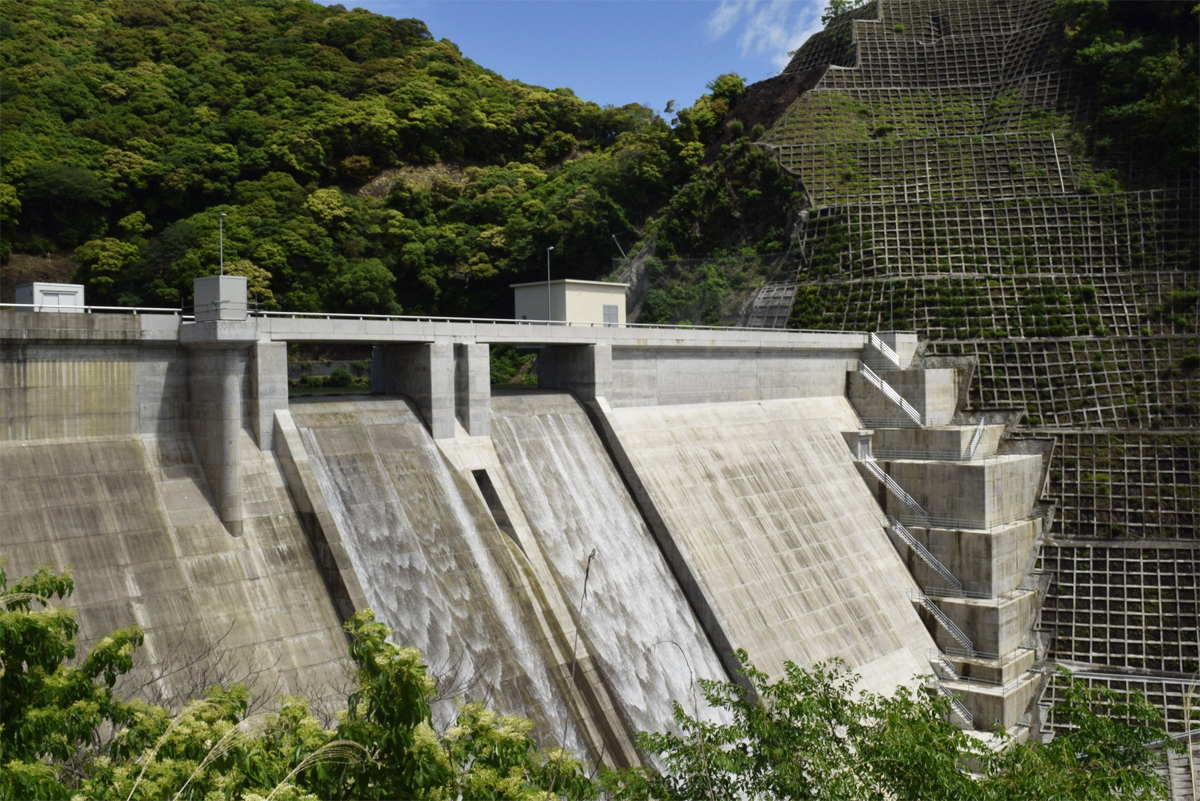 貴重な一瞬」 和食ダムで上部から放水 試験湛水で最高水位到達 ダム