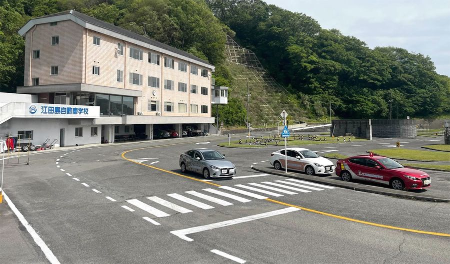 こうりょうＨＤが今年２月に買収した江田島自動車学校（広島県江田島市＝同社提供）