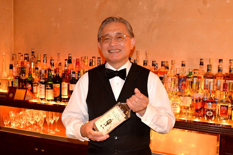 「新高梨フレーバー」のマキノジン造りに挑んでいる塩田貴志さん(高知市帯屋町1丁目のバー「クラップス」)