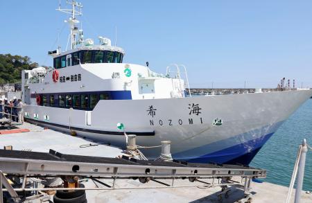 海上に２つの巌岩，男島、女島中央、左右，下部に流れる波の表現 巌流島 - Wikipedia